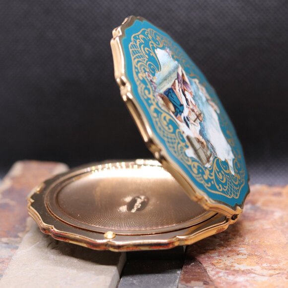 Vintage Stratton Powder Compact – Teal and Gold, Victorian Scene, Scalloped Edge - Picture 2 of 9